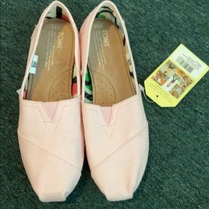 Women’s pink toms